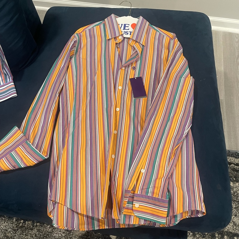 Men’s polo buttown shirt.
